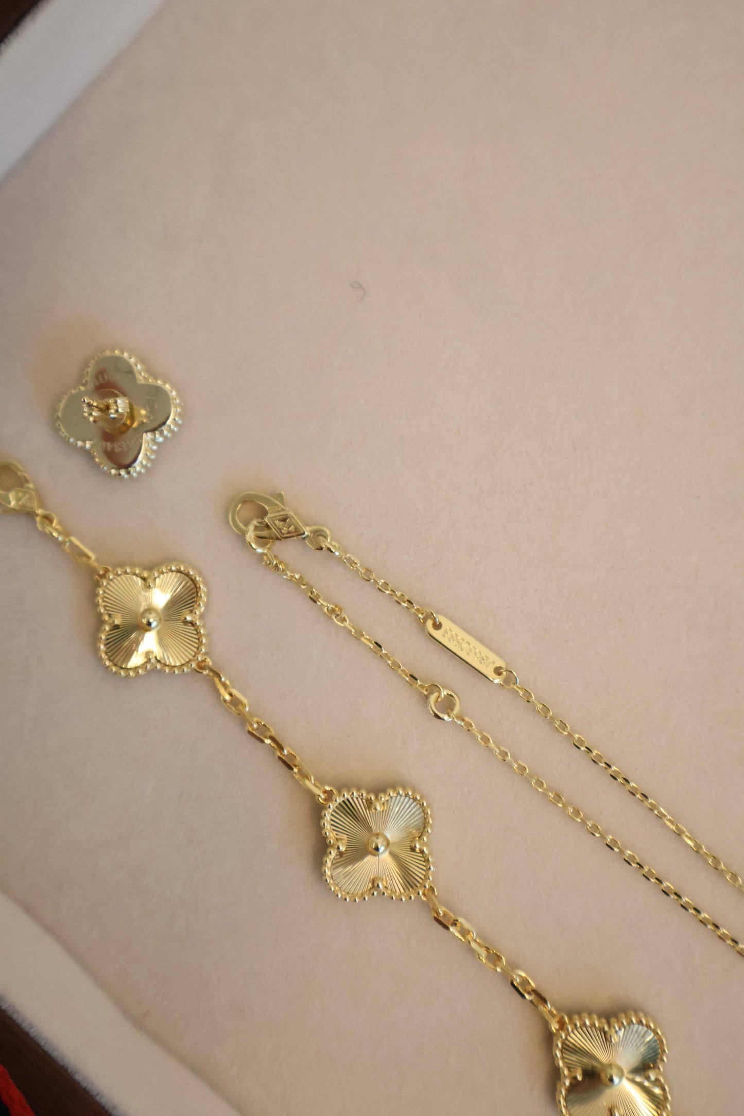 Van Cleef Gold Colour Jewelry (Fullset) (Whatsapp for Price & Grade)