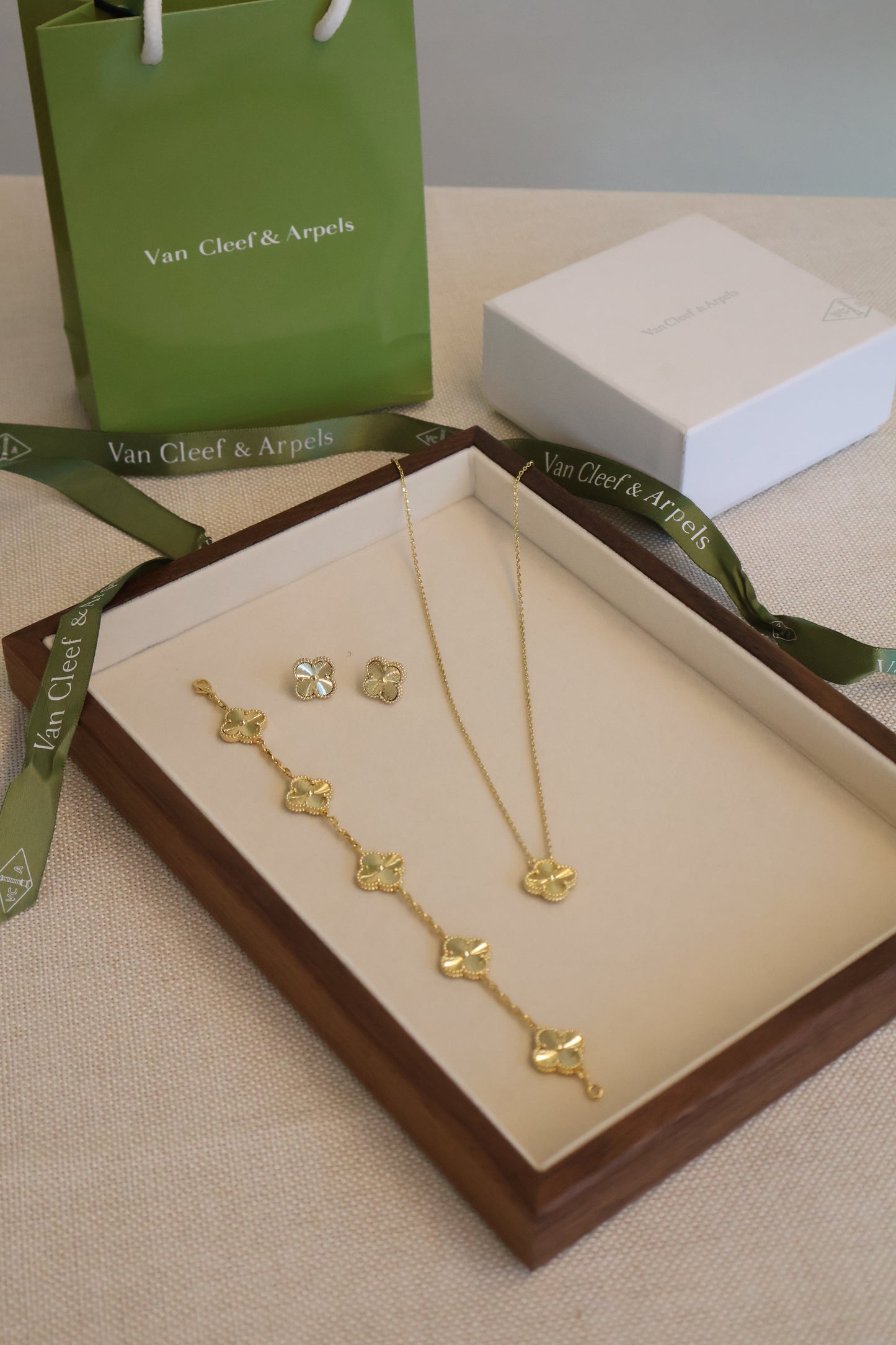 Van Cleef Gold Colour Jewelry (Fullset) (Whatsapp for Price & Grade)